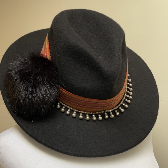 Zara Black Hat w/ Pom Pom - Picture 5 of 6